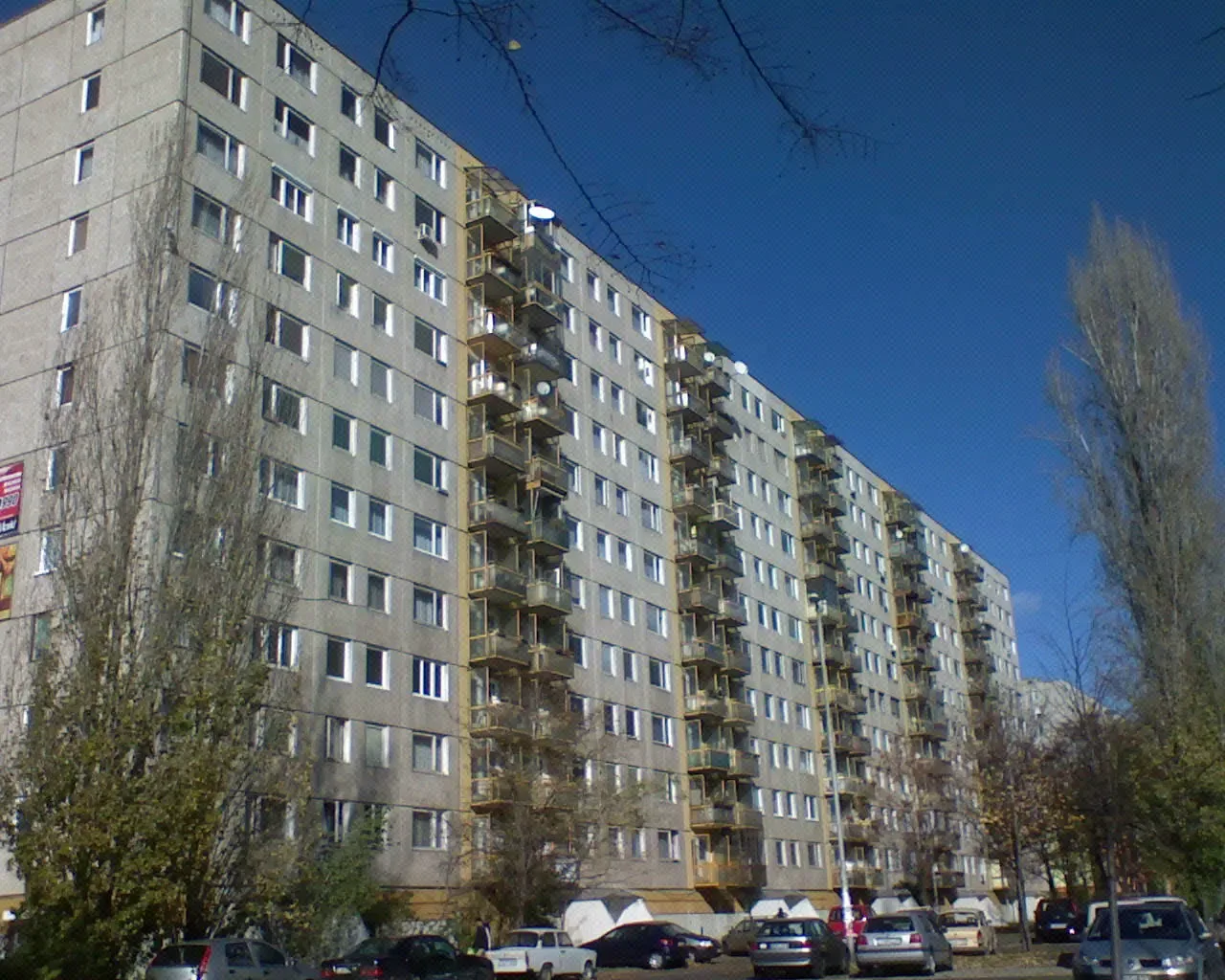 Mehrstöckige Wohnblocks und Grünflächen in einer großen Wohnsiedlung im Budapester Stadtteil Kispest.