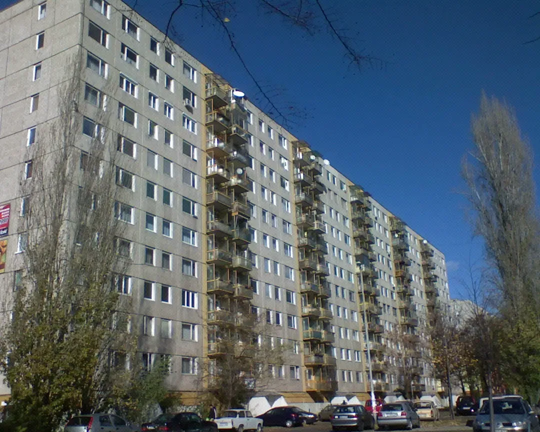 Mehrstöckige Wohnblocks und Grünflächen in einer großen Wohnsiedlung im Budapester Stadtteil Kispest.