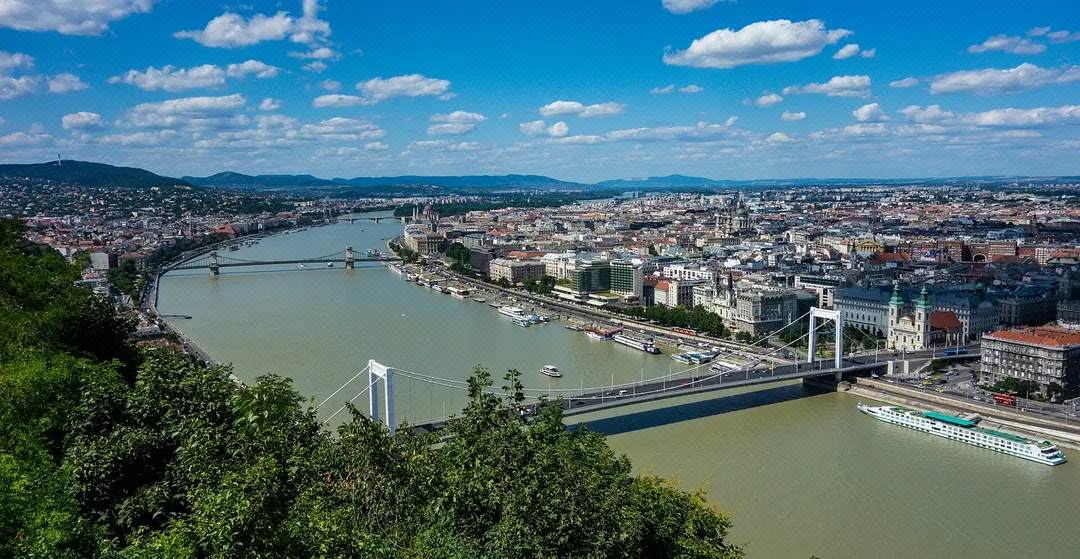 Panoramablick vom Gellértberg über Budapest mit Donau, Brücken und Stadtansicht.