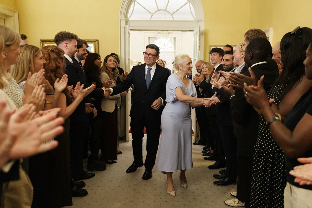 Andy Burnham und seine Frau Marie-France van Heel gehen durch eine jubelnde Menschenmenge vor der Tür von 10 Downing Street in London.